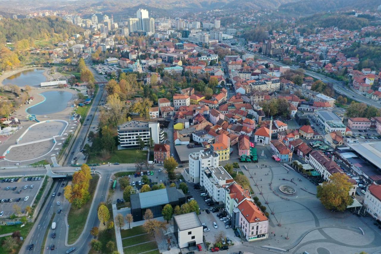 Square Studio Tuzla Luaran gambar